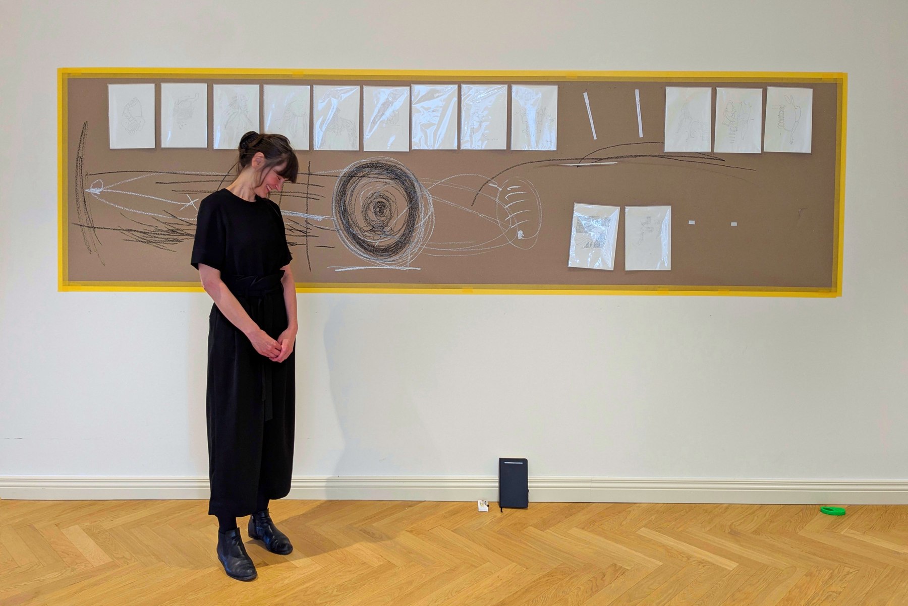 Wandinstallation mit Leporello-Blättern, Zeichnungen und Xenia Gilenko davor, Horst Janssen Museum